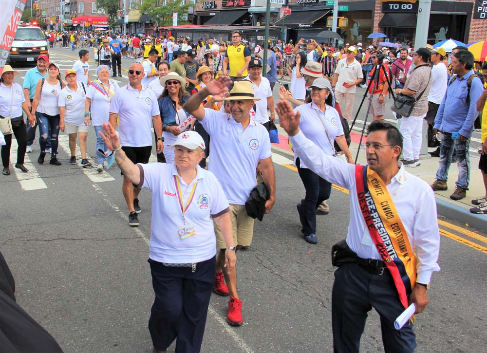 La última delegación en desfilar es la encabezada por Martha Mancheno de Guzmán