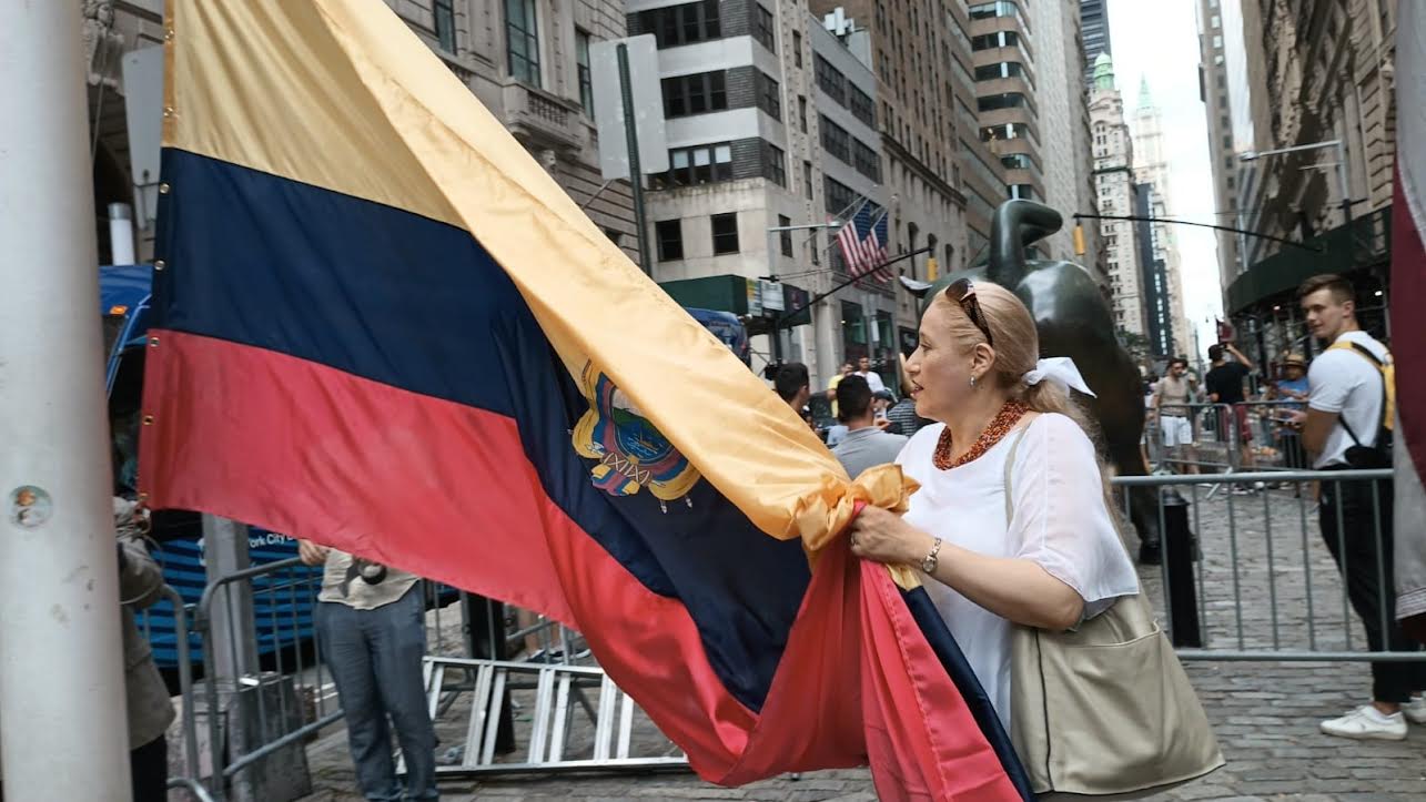 XIMENA HIDALGO CON LA BANDERA DE ECUADOR