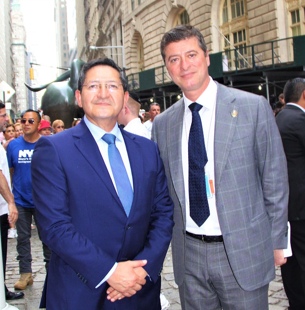 El flamante y prestigioso c&oacute;nsul general de Ecuador en Nueva York, Embj. Jose Sandoval, saluda con el Comisionado de Asuntos Intergubernamentales de la Alcald&iacute;a de Nueva York, Hon. Edward Merlmestein.
