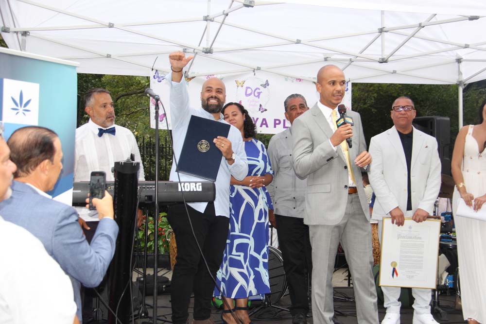 Varios oficiales electos dominicanos participaron en la celebraci&oacute;n del Legado Dominicano realizado en la Plaza Quisqueya de Inwood.