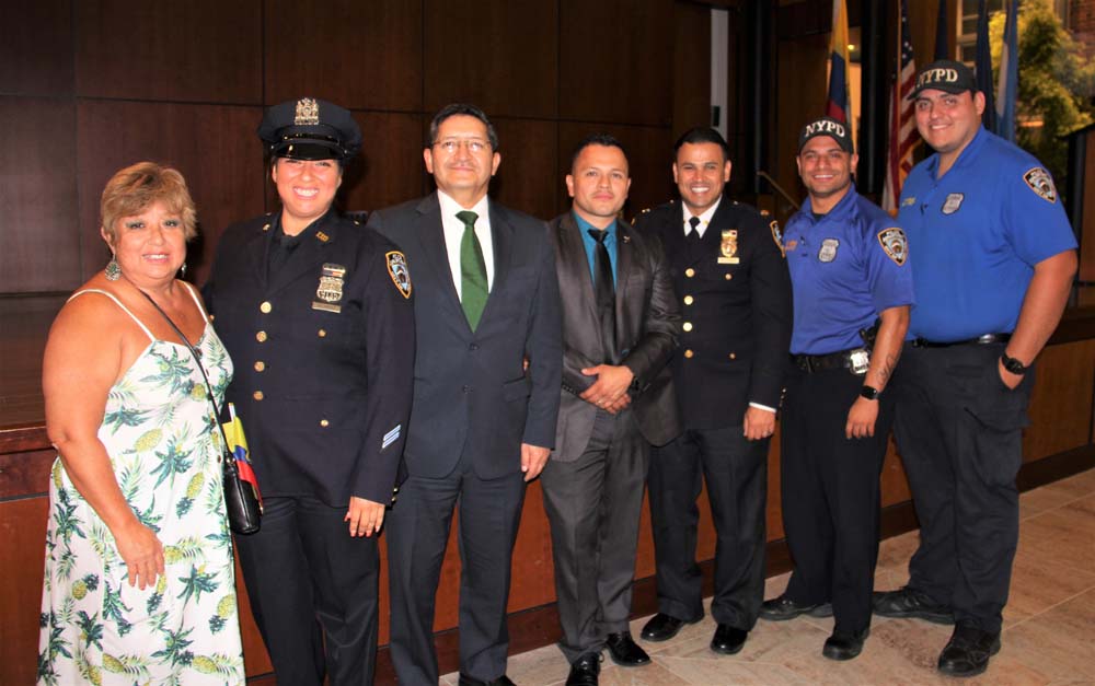 POLICIAS ECUAS CONDECORADOS CON EMBAJADOR