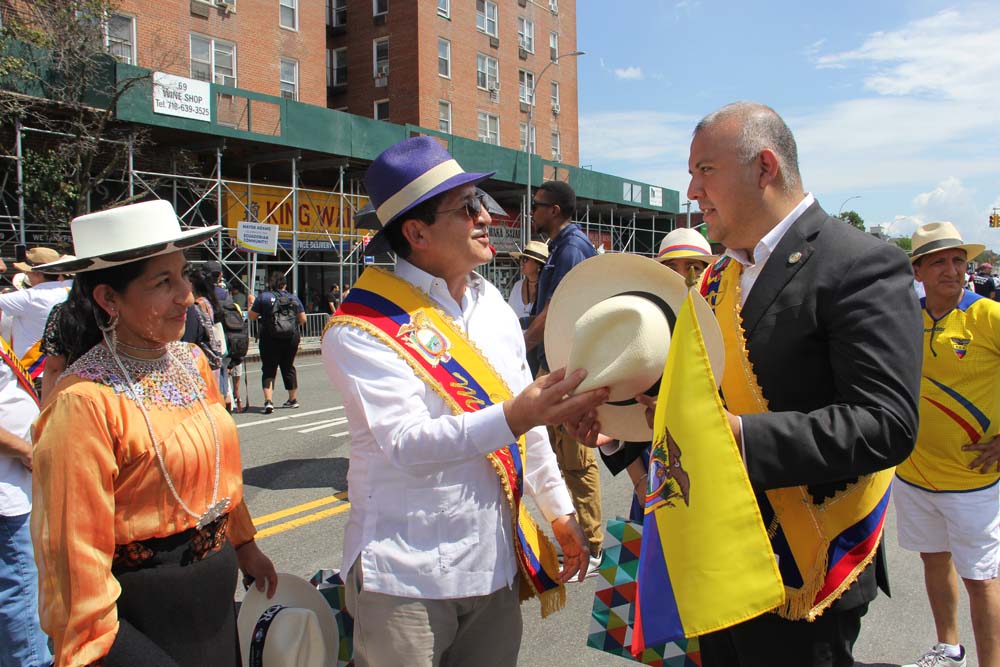 Previo al inicio del desfile, como muestra de hermandad y agradecimiento por
