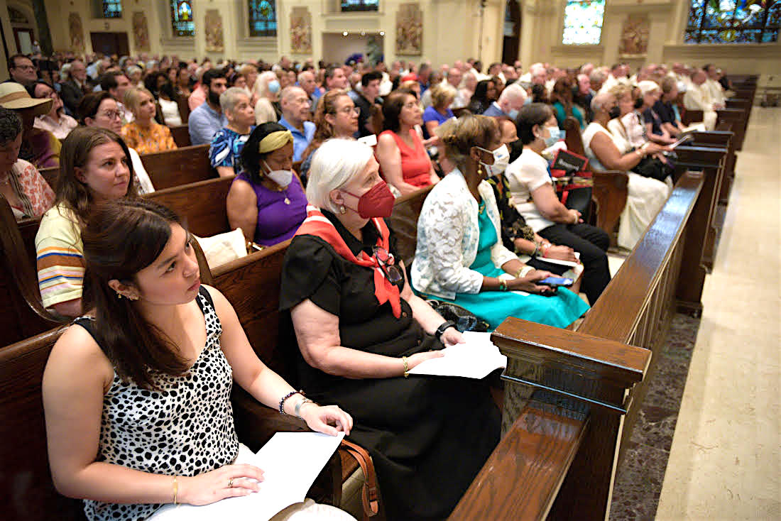 FELIGRESES LATINOS EN LA BASILICA DE SAN JAIME