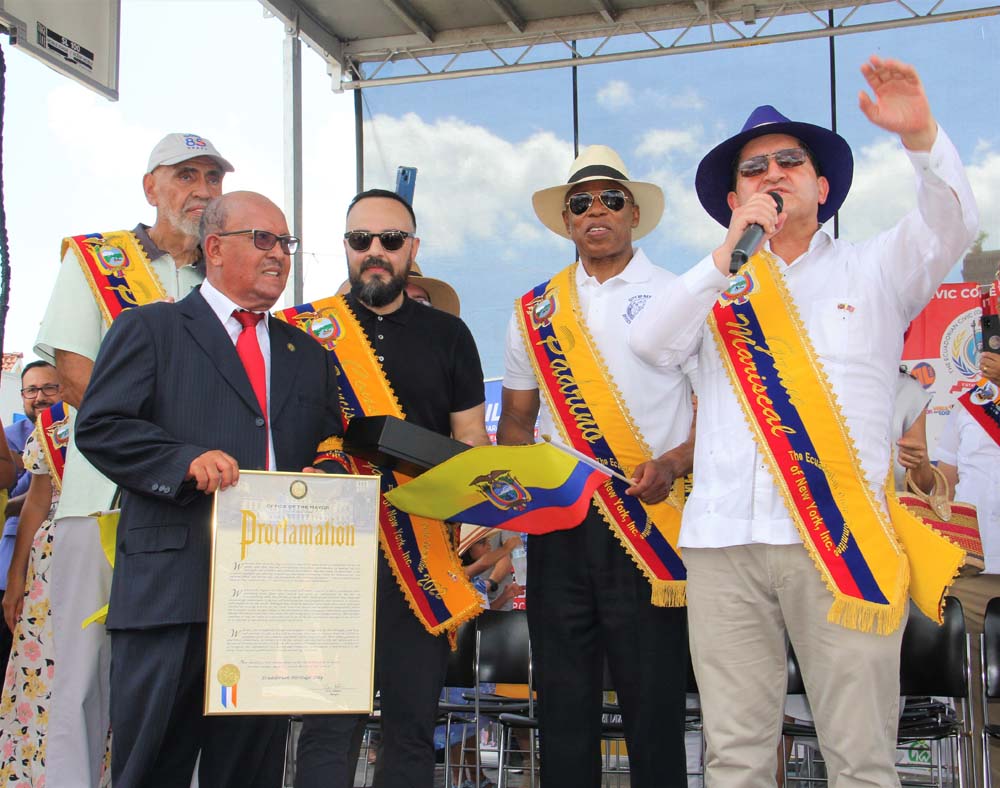 Con un nítido discurso en inglés, el Embj. José Sandoval, Gran Mariscal del Desfile