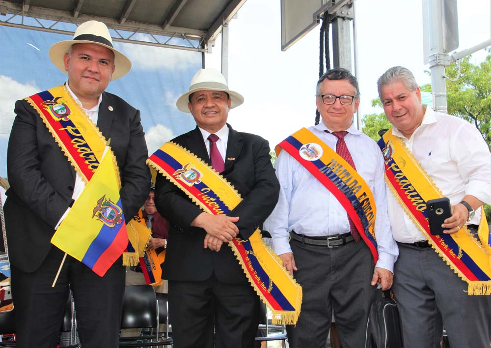 En la tribuna de honor del Desfile Ecuatoriano 2022 de Izq. a Der. el comisionado Manuel Castro, de la
