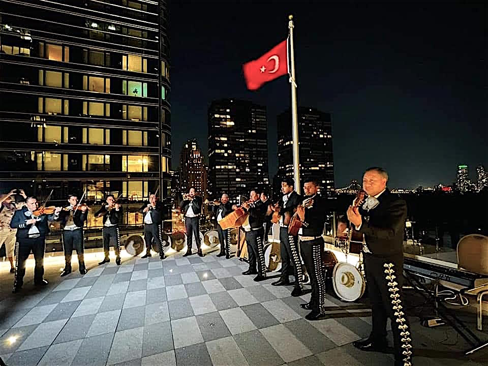 MARIACHIS EN EL CONSULADO DE TURKEY