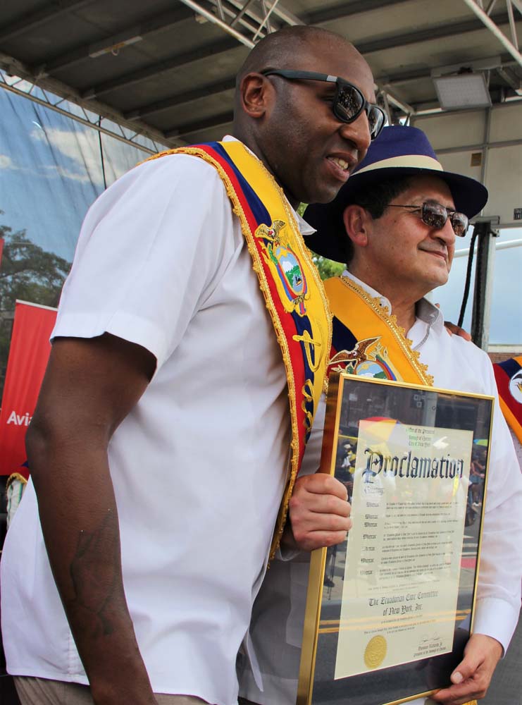 El presidente del Condado de Queens, Hon. Donovan Richards Jr., Padrino del Desfile Ecuatoriano, junto al Embj. Sandoval,