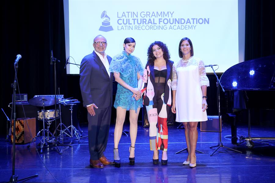 Grammy Latino entrega la beca Sofía Carson