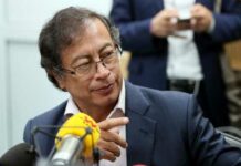 EE.UU. quiere trabajar con Petro hacia una "solución pacífica" en Venezuela Estados Unidos quiere trabajar con Gustavo Petro, que mañana domingo tomará posesión como presidente de Colombia, para lograr "una solución pacífica" en Venezuela, dijo a Efe un portavoz del Consejo de Seguridad Nacional de la Casa Blanca.