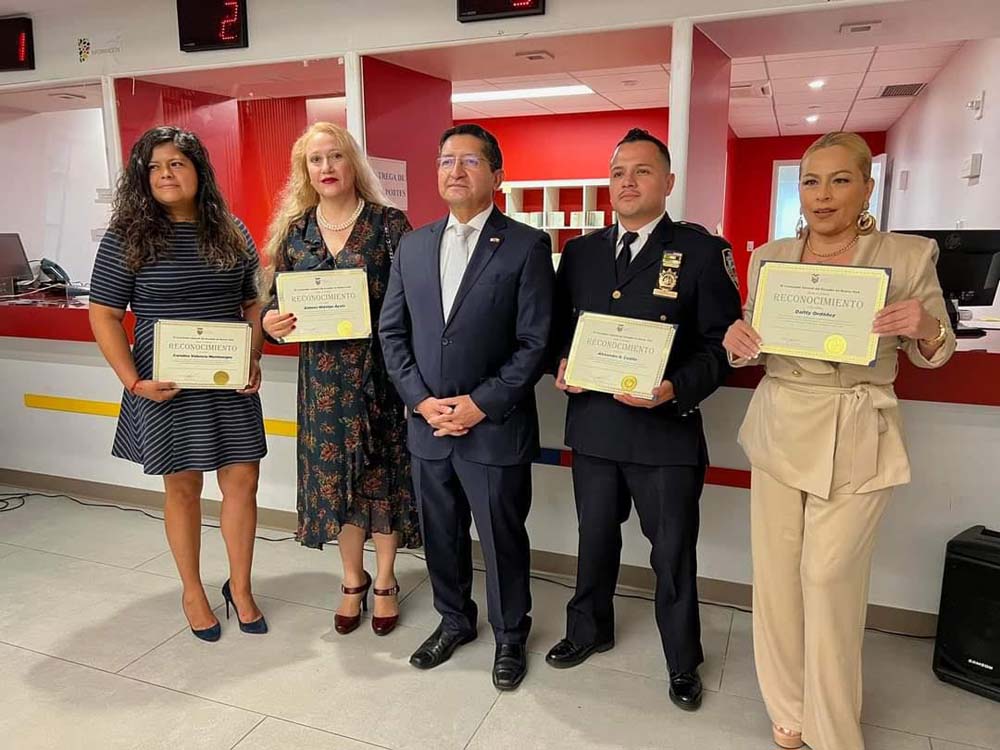 Los ecuatorianos reconocidos durante el acto conmemorativo del 10 de agosto en el Consulado General, de Izq. a Der.: Carolina Valencia, funcionaria del condado de Queens; Ximena Hidalgo Ayala, historiadora, directora de Cultura y Asuntos Comunitarios de Impacto Latino; Su Excelencia, Embj. Jose Sandoval, c&oacute;nsul general de Ecuador en Nueva York; oficial Alexander Cedillo, capit&aacute;n del Departamento de Polic&iacute;a de la ciudad de Nueva York y Daitty Ord&oacute;&ntilde;ez, cronista de farandula y modelo.