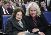 Helen Thomas (i), periodista, escritora y corresponsal estadounidense, junto a la fotoperiodista Christy Bowe