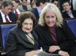 Helen Thomas (i), periodista, escritora y corresponsal estadounidense, junto a la fotoperiodista Christy Bowe