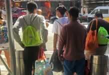 Buses de la MTA ayudan a inmigrantes a ser trasladados a albergues Dos nuevos autobuses con inmigrantes llegaron hoy a Nueva York enviados por el Gobierno de Texas, que se suman a los tres que arribaron el pasado miércoles dentro de la política del gobernador de ese estado, el republicano Greg Abbot, de repartir la carga que supone la inmigración.