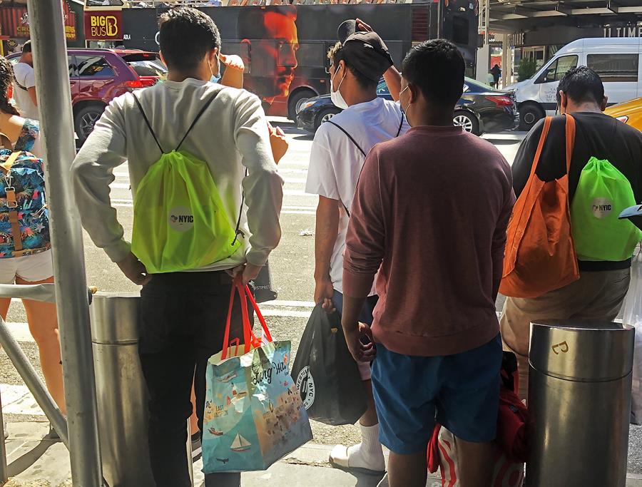Inmigrantes NYC Dos nuevos autobuses con inmigrantes llegaron hoy a Nueva York enviados por el Gobierno de Texas, que se suman a los tres que arribaron el pasado miércoles dentro de la política del gobernador de ese estado, el republicano Greg Abbot, de repartir la carga que supone la inmigración.