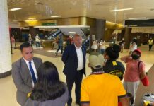 Fotografía cedida por la Oficina del Alcalde para Asuntos del Inmigrante (MOIA) del abogado César Vargas (Izq.) y el comisionado (director) de esta Oficina de Asuntos del Inmigrante, Manuel Castro, hablando con inmigrantes que llegaron desde Texas, hoy en Nueva York (EE. UU).