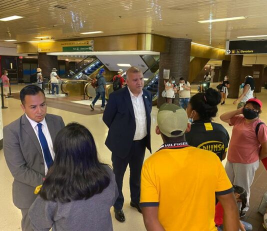 Nueva York recibe a 54 inmigrantes y acusa a Texas de juego político Fotografía cedida por la Oficina del Alcalde para Asuntos del Inmigrante (MOIA) del abogado César Vargas (Izq.) y el comisionado (director) de esta Oficina de Asuntos del Inmigrante, Manuel Castro, hablando con inmigrantes que llegaron desde Texas, hoy en Nueva York (EE. UU).