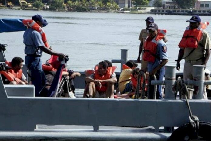 Personal de Patrulla Fronteriza y policías municipales arrestaron este sábado a diez personas de estatus migratorio no definido en el sector Martinica del pueblo de Aguadilla, en el noroeste de Puerto Rico.