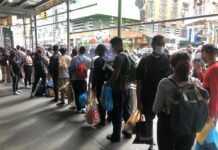 Albergues para inmigrantes en la ciudad de Nueva York Inmigrantes venezolanos hacen fila a la espera de ser trasladados a refugios proveídos por el estado, hoy, en Nueva York (Estados Unidos). Un centenar de inmigrantes, la mayoría de ellos venezolanos, llegaron esta mañana a la Estación Central de autobuses de Nueva York, enviados desde Texas, en viajes organizados por el Gobierno de ese estado, que ha declarado expresamente que quiere así repartir la carga que representa la presión migratoria. EFE/ Javier Otazu