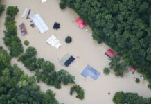 Está previsto que este lunes vuelvan las lluvias a Kentucky (EE.UU.), donde las inundaciones de la última semana han dejado ya 30 muertos, dijo el gobernador, Andy Beshear.