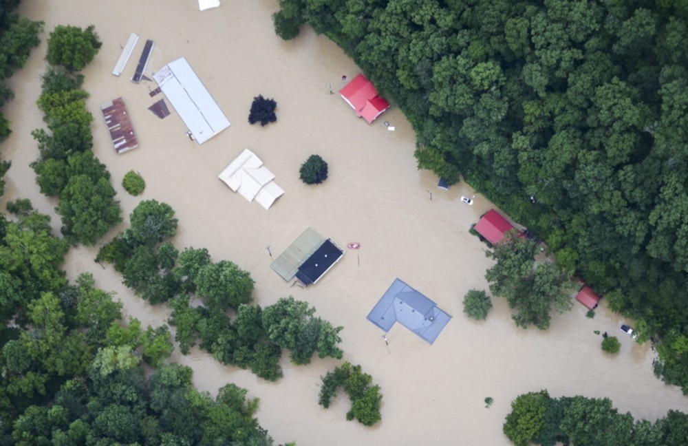 Inundaciones Kentucky Está previsto que este lunes vuelvan las lluvias a Kentucky (EE.UU.), donde las inundaciones de la última semana han dejado ya 30 muertos, dijo el gobernador, Andy Beshear.