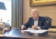 Biden sigue con covid-19 pero se encuentra bien de salud El presidente de Estados Unidos, Joe Biden, sigue dando positivo por covid-19 aunque se encuentra bien y está trabajando desde su residencia, informó este lunes su médico, Kevin O'Connor, en un comunicado distribuido por la Casa Blanca.