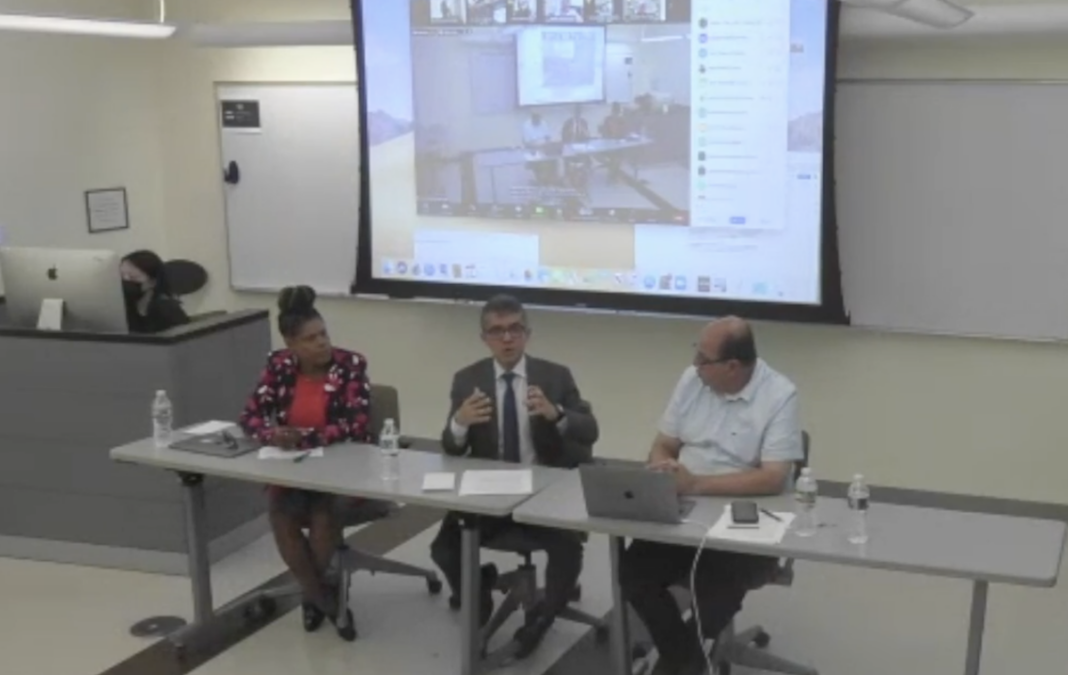 Jose Bayona en CUNY 1 Jose Bayona (C), director de la Oficina de Medios Étnicos y Comunitarios; Jehangir Khattak (D), Communications Director o Darlie Gervais (I), Advertising Boost Initiative Manger del Center for Community Media de CUNY.