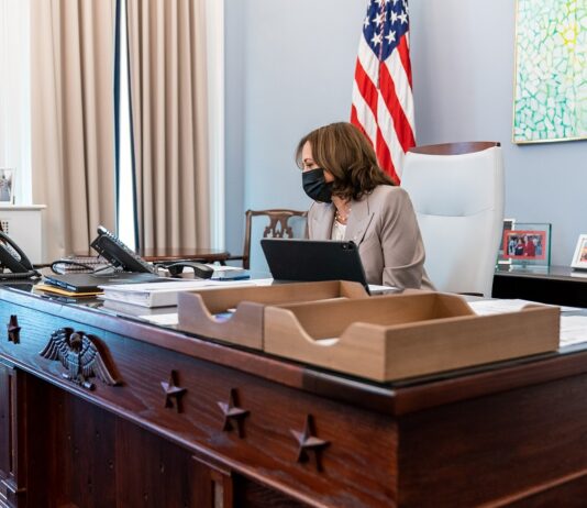 La vicepresidenta de Estados Unidos, Kamala Harris, calificó este sábado de "peligrosa" la retórica de los republicanos contra el trabajo del FBI en el registro a la mansión de Donald Trump, quien está siendo investigado por sustraer documentos clasificados de la Casa Blanca.