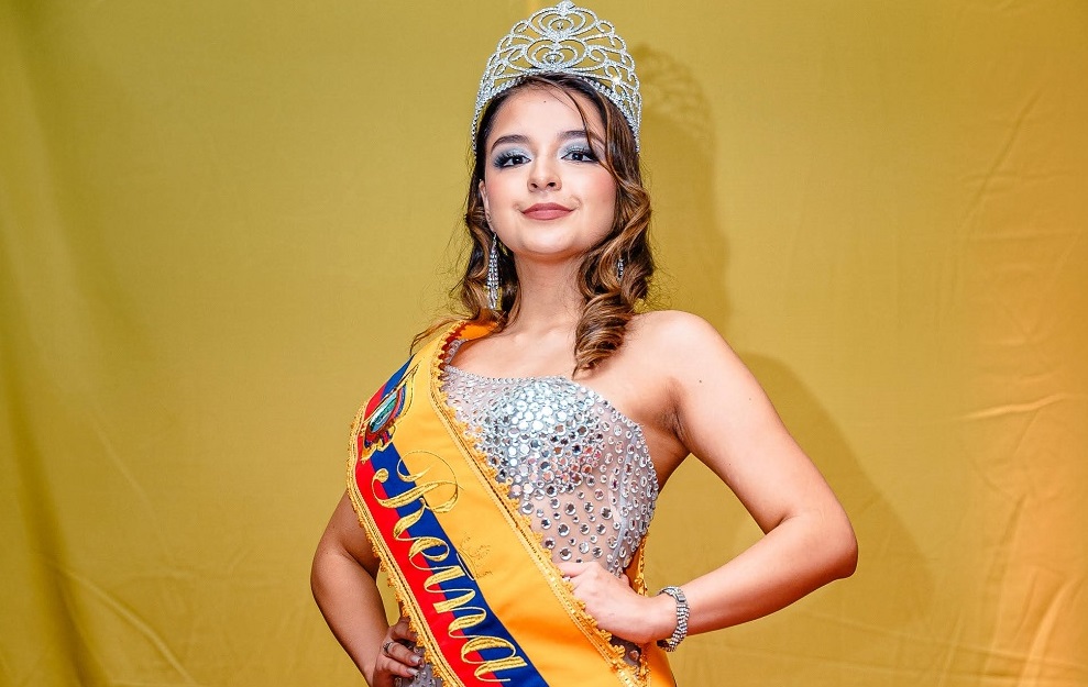 LAUREN CORONA NUEVA REINA DEL COMITE CIVICO ECUATORIANO DE NY PORTADA El sábado 30 de julio en el Forest Hills Jewish Center del 106-06 de Queens Boulevard, en una alegre y concurrida velada, fue coronada Lauren Carmona como la nueva reina del Comité Cívico Ecuatoriano de Nueva York.