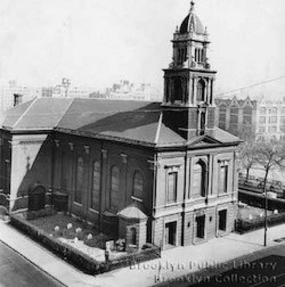 La actual catedral-basilica de San Jaime , foto de archivo #1 En esta foto de los archivos de la Biblioteca Pública de Brooklyn, de principios de siglo, se ve a la actual construcción de la catedral-basílica de San Jaime, que fue reconstruida en 1903 debido a severos daños causados por incendios. Este icono de la fe católica en Brooklyn, fue establecido en 1822 y celebra su bicentenario.