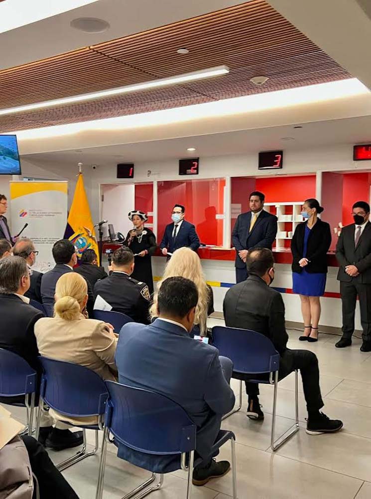 La vicec&oacute;nsul Silvia Guam&aacute;n, fue la maestra de ceremonias durante el acto c&iacute;vico del 10 de agosto en el consulado ecuatoriano, junto a ella varios funcionarios de esa dependencia diplom&aacute;tica.