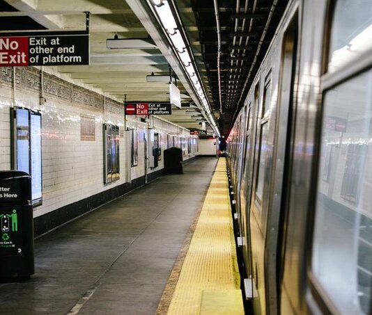Metro de Nueva York solicita vetar a un pasajero por primera vez en historia La autoridad metropolitana de transportes de Nueva York (MTA), que opera el metro de la ciudad, pidió por primera vez en su historia que se vete de toda su red a un pasajero que agredió a un trabajador, y llamó la atención sobre el miedo que siente la plantilla de ser víctimas de violencia.