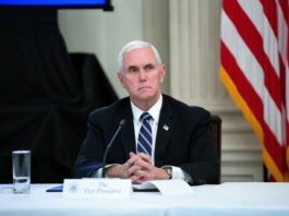 Pence dice que Trump estaba rodeado de "chiflados" tras las elecciones de 2020 Mike Pence
