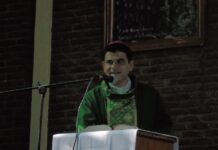 El obispo nicaragüense Rolando Álvarez, un fuerte crítico del Gobierno de Daniel Ortega, fue arrestado la madrugada de este viernes por agentes policiales que irrumpieron a la fuerza en la curia episcopal de Matagalpa (norte), donde estaba confinado desde hacía 15 días, en medio de una escalada estatal contra la Iglesia católica.
