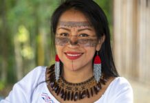 Las mujeres de la comunidad kichwa de Sarayaku, en el corazón de la selva amazónica de Ecuador, pintan en sus rostros figuras para las fiestas y para las guerras con wituk y achiote, dos frutos cuyos tintes toman para evocar la belleza y la bravura de las amazonas.