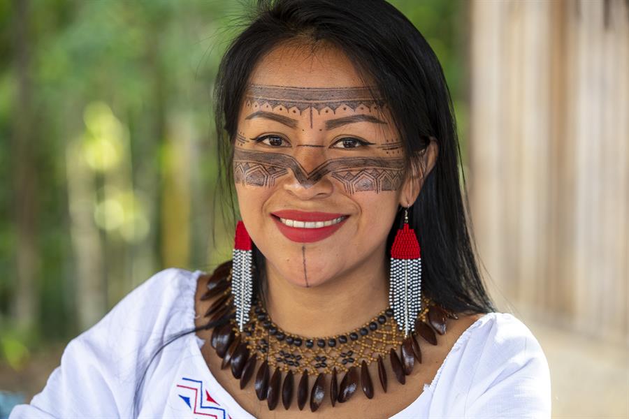 Mujeres de Sarayaku 1 Las mujeres de la comunidad kichwa de Sarayaku, en el corazón de la selva amazónica de Ecuador, pintan en sus rostros figuras para las fiestas y para las guerras con wituk y achiote, dos frutos cuyos tintes toman para evocar la belleza y la bravura de las amazonas.