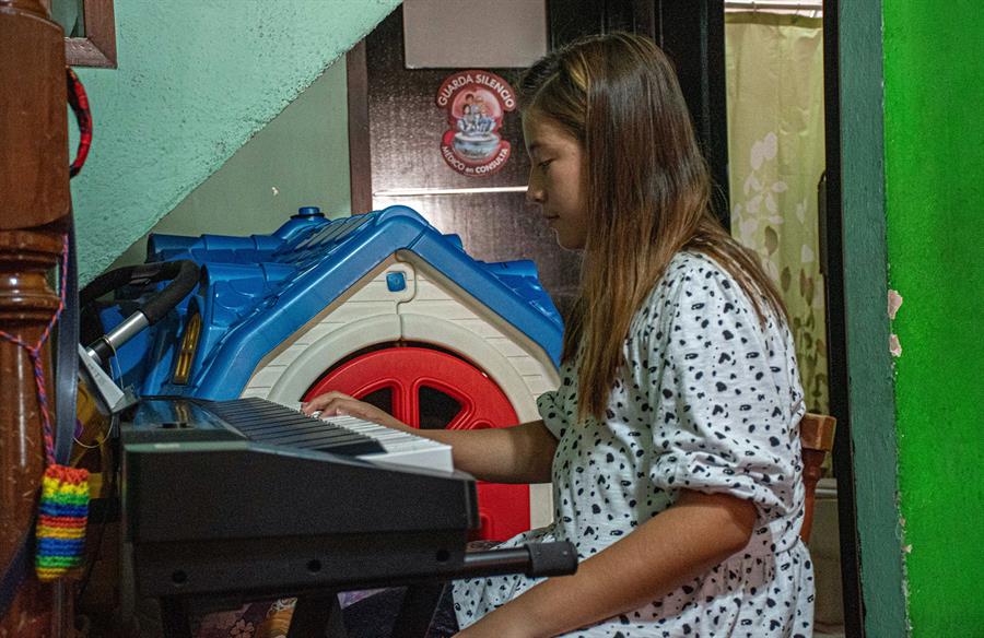 La estudiante Michelle Arellano toca el piano durante una entrevista con Efe, el 29 de julio de 2022, en Tuxtla Gutiérrez (México).