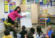 Gobernadora Hochul promulgó legislación que reducirá el tamaño de las clases El gobierno estadounidense pidió este miércoles a los gobiernos estatales y locales una subida de sueldos a los educadores, como parte de las medidas necesarias para paliar la falta de profesores en este inicio del curso escolar.