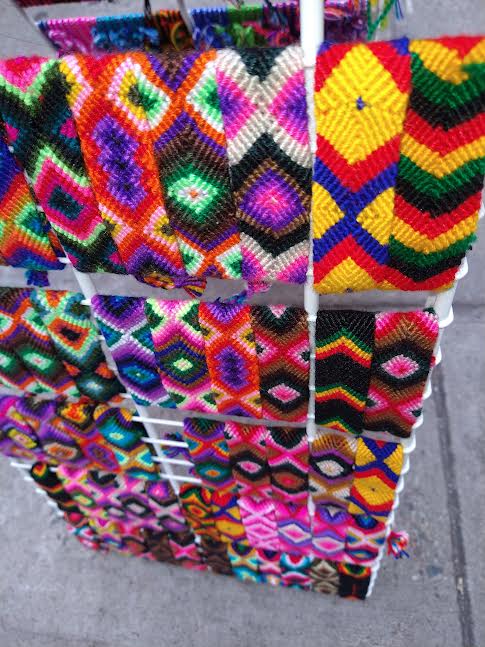 Una muestra de las coloridas pulseras que elabora Noelia a base de nudos.