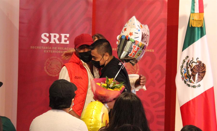 Padres mexicanos se reencuentran con sus hijos (2)