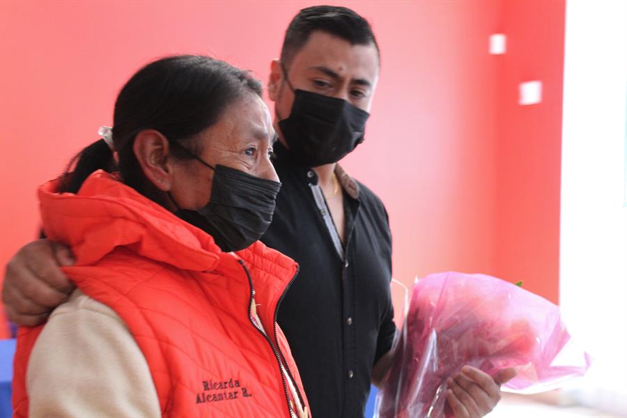 Padres mexicanos se reencuentran con sus hijos (2)