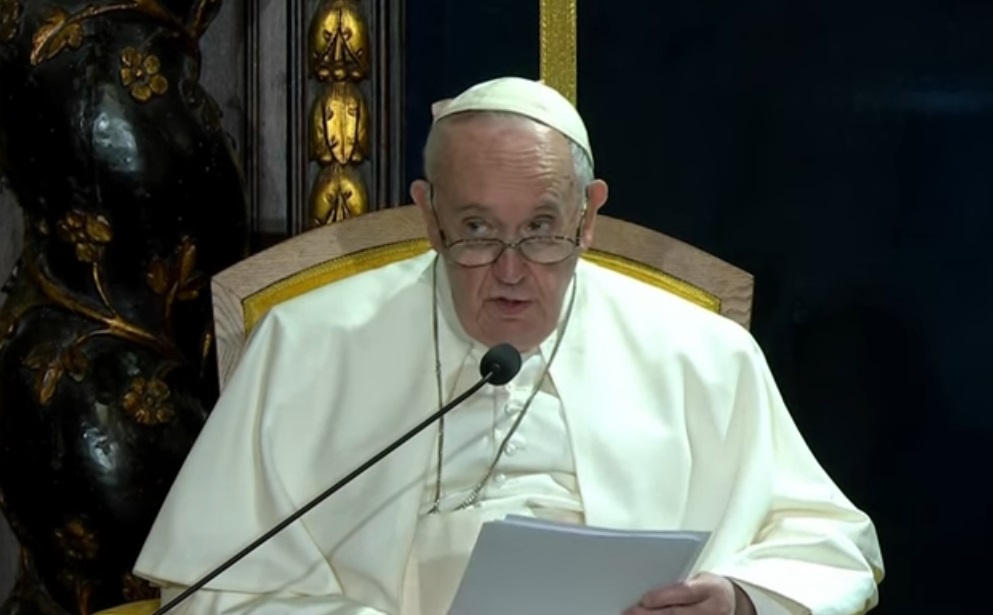 Papa Francisco leyendo El papa Francisco hizo un nuevo llamamiento contra la pena de muerte, de la que dijo que