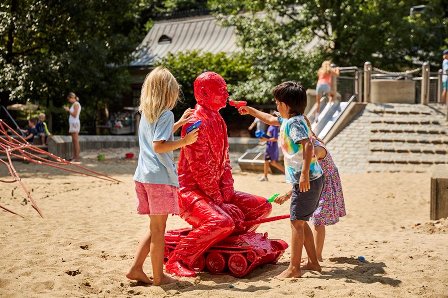 Fotograf&iacute;a cedida por la artista James Colomina de su estatua alusiva al presidente de Rusia, Vladimir Putin, instalada el 2 de agosto de 2022 en Central Park, en Nueva York (Estados Unidos).