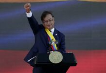 Petro: "Convocamos a todos los armados a dejar las armas" Petro