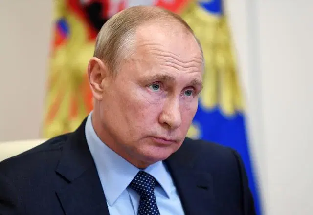 Putin El presidente ruso, Vladímir Putin, anunció hoy un pago mensual de 10.000 rublos (más de 166 dólares) a los refugiados provenientes de las repúblicas populares de Donetsk y Lugansk, cuya independencia fue reconocida por el Kremlin en febrero, y del resto de Ucrania.