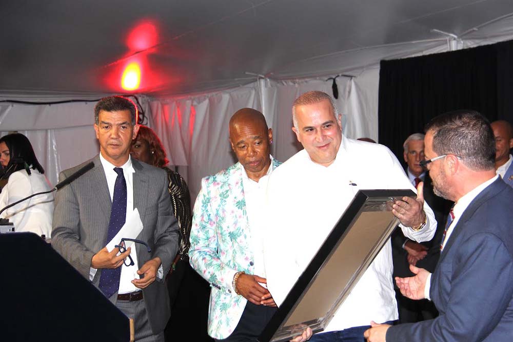 Alexis Victoria Yeb, senador de República Dominicana, recibió una proclama de manos del senador Luis Sepulveda, representante del Senado del Estado de Nueva York, conmemorando el acuerdo de cooperación entre los dos cuerpos legislativos.