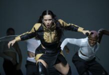 Rosalía presenta nueva canción en Chile y triunfa entre gritos de "apruebo"