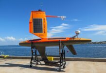 Lanzan en Florida dron marino diseñado para predecir intensidad de huracanes Un vehículo marino no tripulado, el Saildrone, se desplegó esta semana en aguas de la bahía de Tampa (costa oeste de Florida) como parte de un programa de ayuda en la comprensión y predicción de la intensidad de los huracanes, informó la compañía homónima propietaria de estos drones.