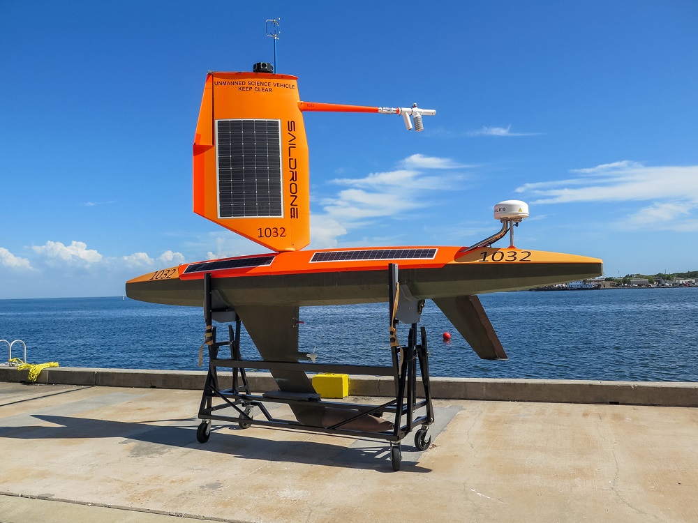 Saildrone-Foto twitter NOAA Un vehículo marino no tripulado, el Saildrone, se desplegó esta semana en aguas de la bahía de Tampa (costa oeste de Florida) como parte de un programa de ayuda en la comprensión y predicción de la intensidad de los huracanes, informó la compañía homónima propietaria de estos drones.