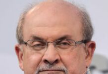 Rushdie lucha por su vida mientras su agresor enfrenta cargos por asesinato