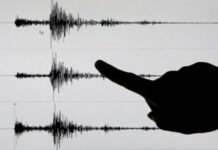 Sismo de magnitud 5,2 alimenta enjambre sísmico frente a costas de Ecuador Un sismo de magnitud 5,2 sacudió la madrugada de este sábado una zona marina frente a las costas de la provincia de Manabí, en el oeste de Ecuador, donde ya se ha detectado un enjambre sísmico desde el pasado martes, informó el Instituto Geofísico (IG) de la Escuela Politécnica Nacional.